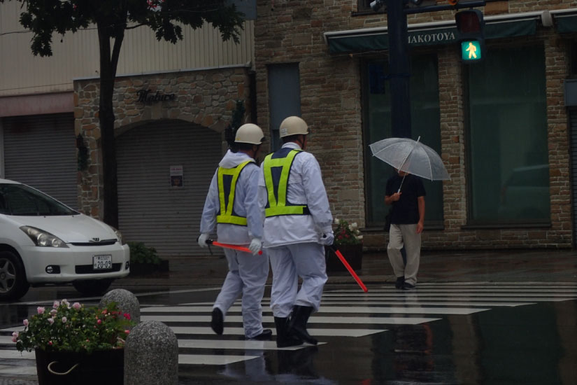 雨天の警備員