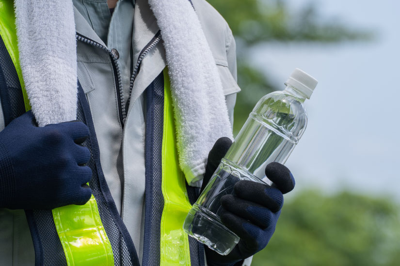 水分補給をする警備員