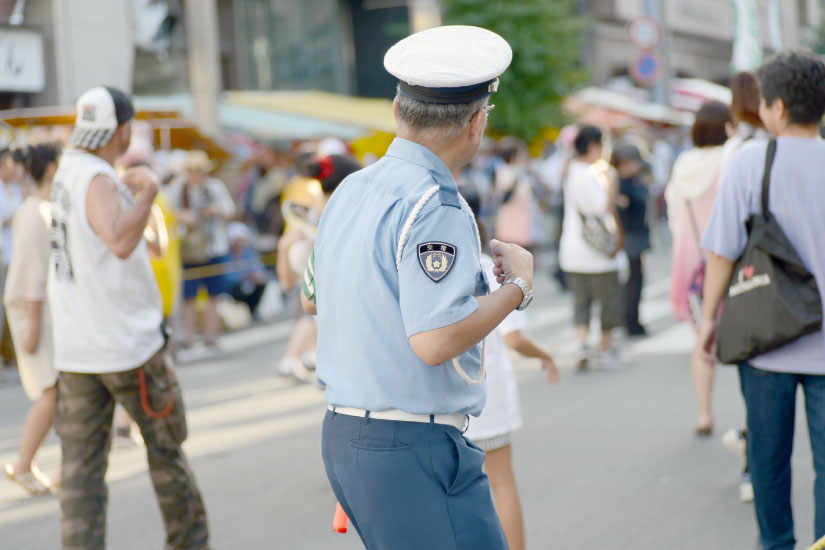 お祭りの警備をする警備員