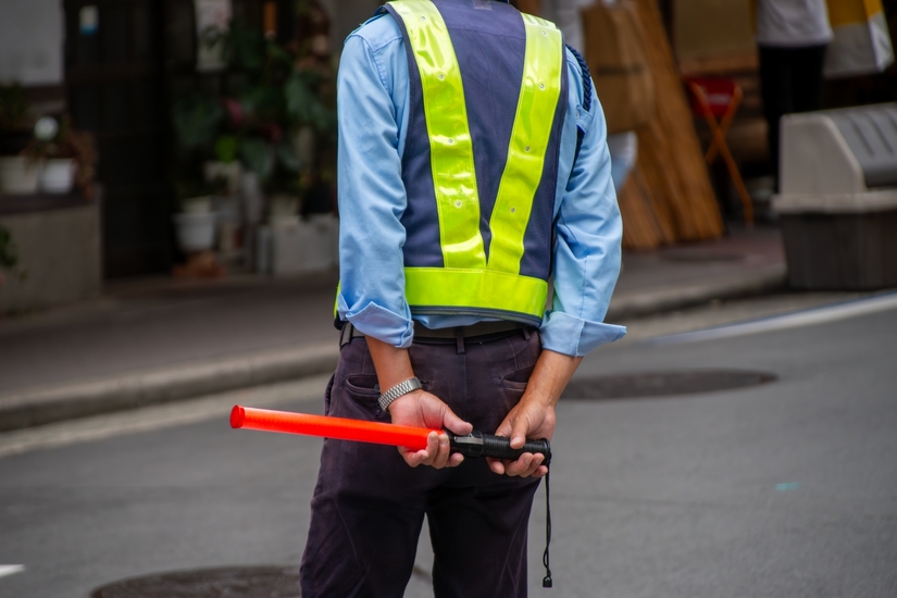 交通整備をする警備員