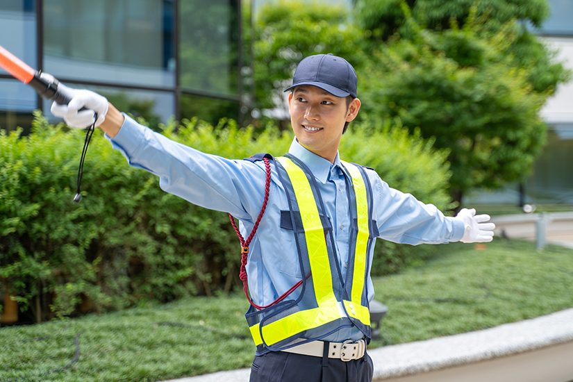 仕事をする警備員