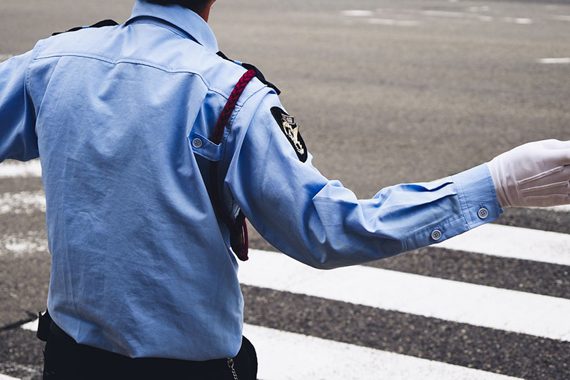 警備員の男性の後ろ姿