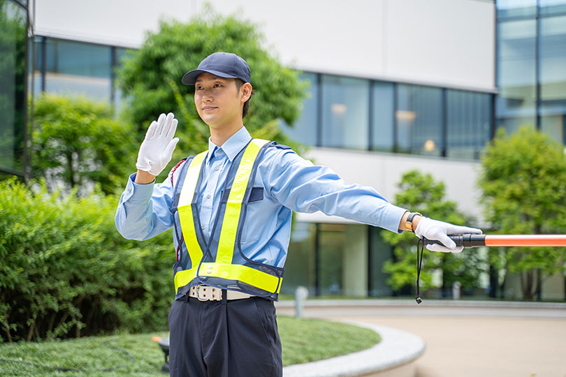 警備・誘導を行っている男性