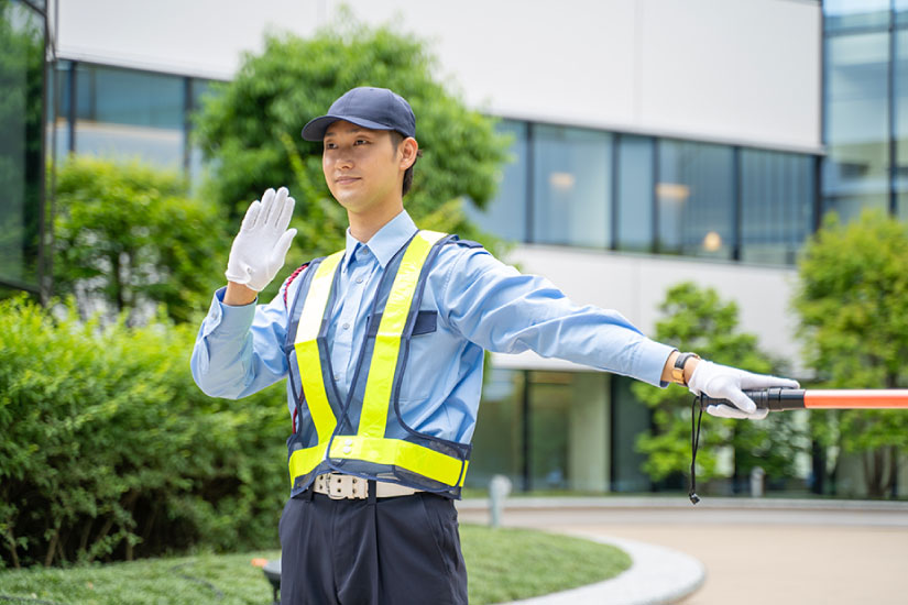 業務にあたる警備員