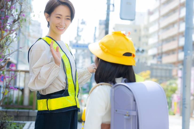 小学生の登校の見守りを行う女性