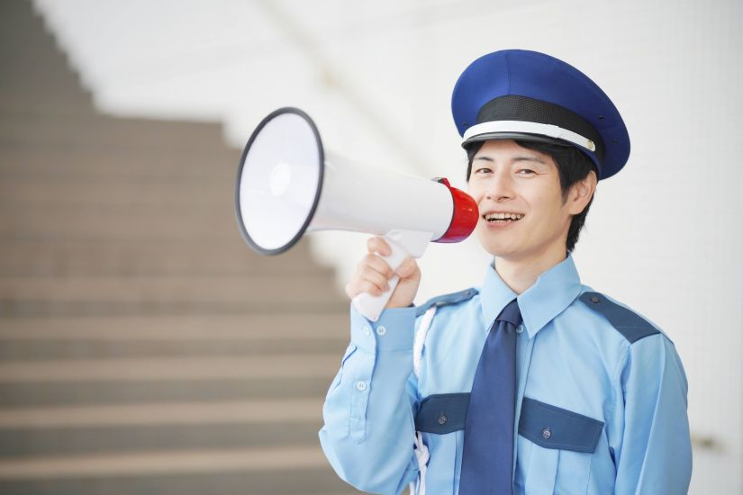 拡声器を使っている警備員のイメージ画像