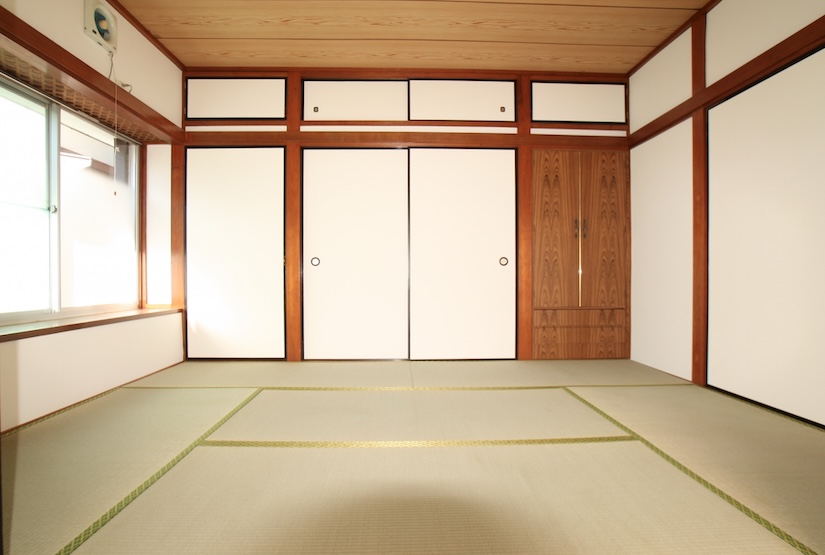 誰も住んでいない空き家の整理された室内