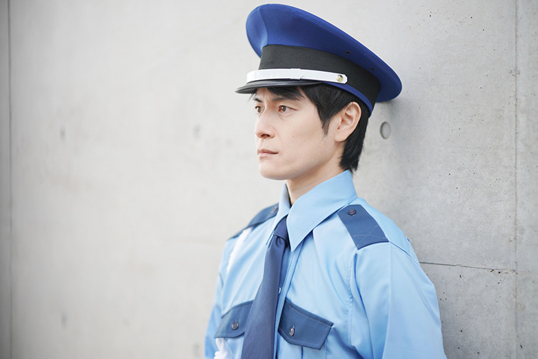 警備する警備員の画像