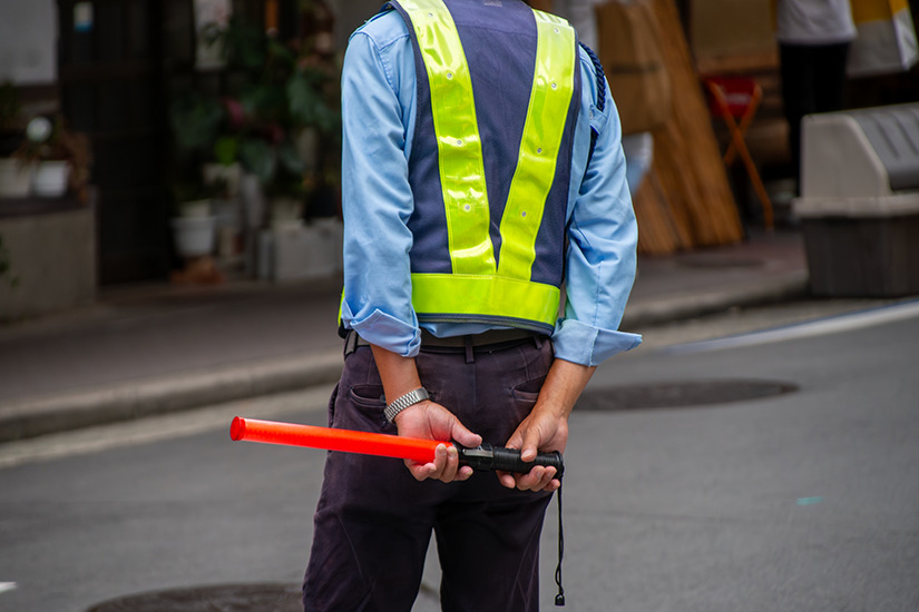 雑踏警備をする警備員