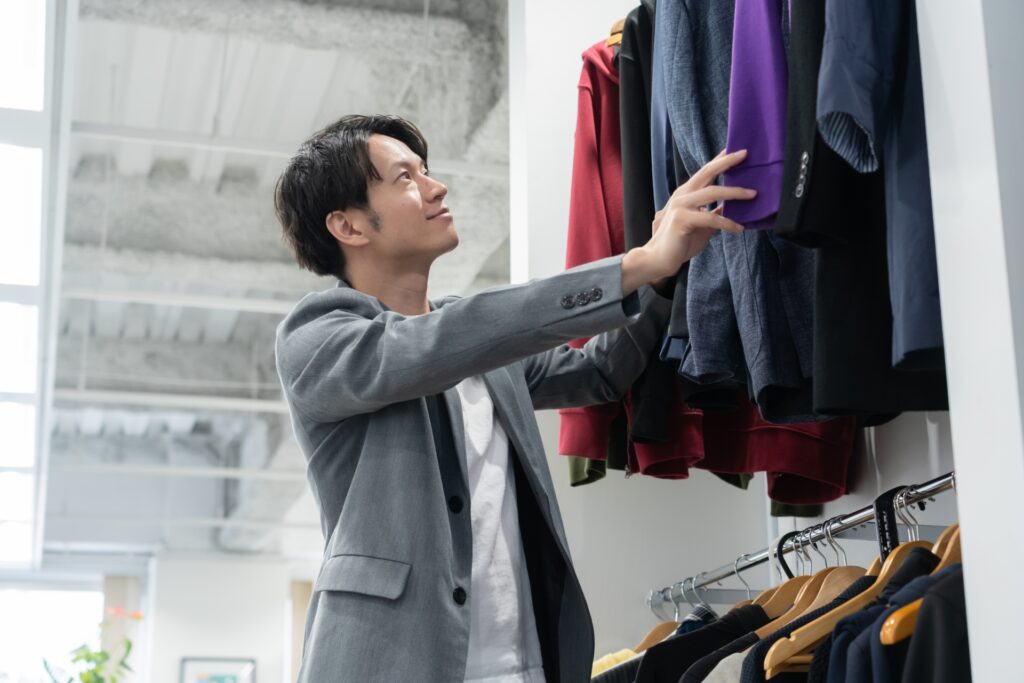 ショッピングをする若い男性