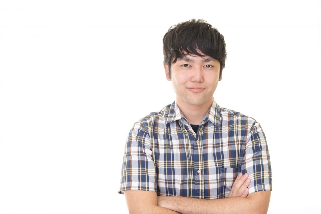 チェックのシャツを着て腕を組んでいる男性のポートレート