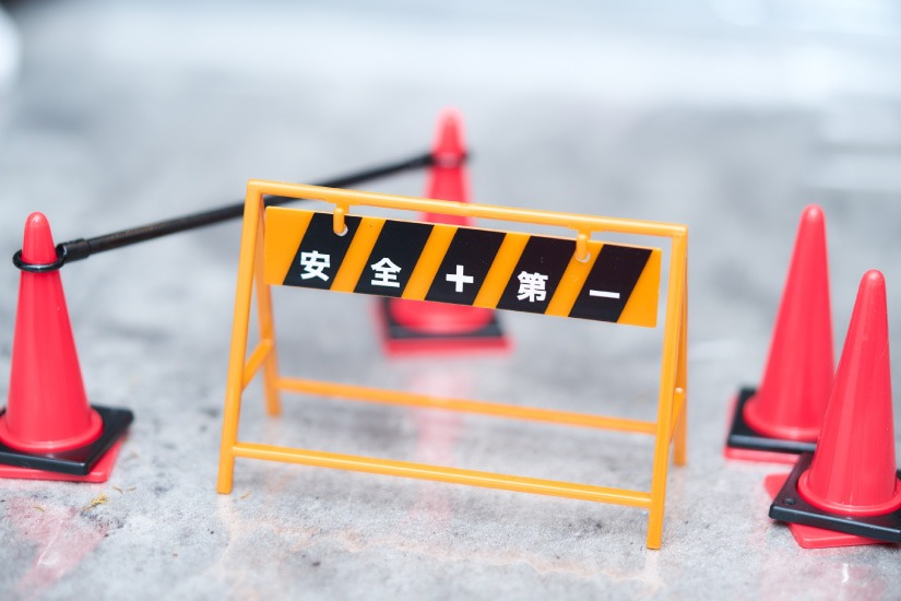 赤いコーン4つと安全第一とかかれたバリケードが置かれている。